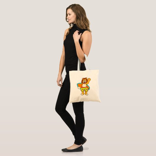 Leeuw als Surfer met surfboard Tote Bag (Voorkant (model))