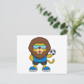 Leeuw als voetballer met voetbal briefkaart (Staand voorkant)