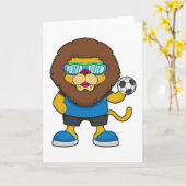 Leeuw als voetballer met voetbal kaart (Gele Bloem)