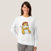 Leeuw bij het slapen met een piloot t-shirt (Voorkant volledig)