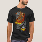 Leeuw deur Guardian standbeeld Fu hond of Foo hond T-shirt (Voorkant)