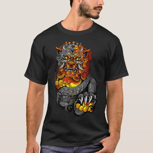 Leeuw deur Guardian standbeeld Fu hond of Foo hond T-shirt (Voorkant)