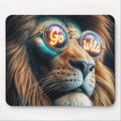 Leeuw draagt neonzonnebril met tekst muismat (Voorkant)
