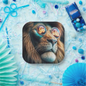 Leeuw draagt neonzonnebril met tekst papieren bordje (Feest)