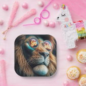 Leeuw draagt neonzonnebril met tekst papieren bordje (Feest)