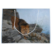 Leeuw in de bergen (door Richard Friese) Groot Cadeauzakje (Voorkant)