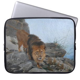 Leeuw in de bergen (door Richard Friese) Laptop Sleeve