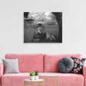 Leeuw in de gras canvas afdruk (Insitu (Woonkamer))