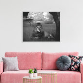 Leeuw in de gras canvas afdruk (Insitu (Woonkamer))