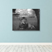 Leeuw in de gras canvas afdruk (Insitu (Houten vloer))