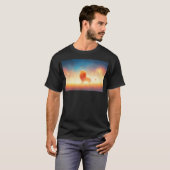 Leeuw in Zonsondergang Omhelzing T-shirt (Voorkant volledig)