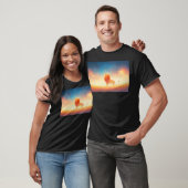 Leeuw in Zonsondergang Omhelzing T-shirt (Unisex)