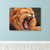 Leeuw met open mond canvas afdruk (Insitu (Houten vloer))