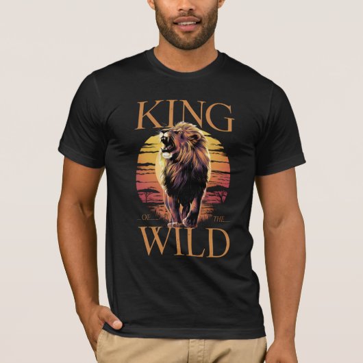 Leeuw Met Woorden: Koning van het Wilde (b) T-shirt (Voorkant)