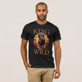 Leeuw Met Woorden: Koning van het Wilde (b) T-shirt (Voorkant volledig)