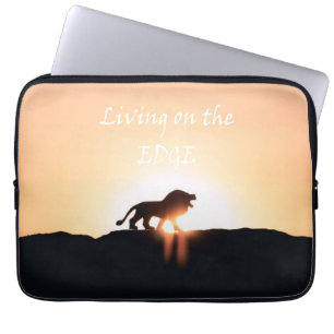 Leeuw op zonsondergang Leven op EDGE Laptop Sleeve