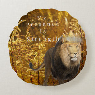 Leeuw Ronde Kussen – Mijn Aanwezigheid Is Kracht