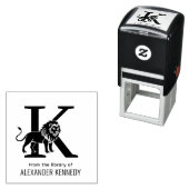 Leeuw Staande Silhouet Over Enkele Initiële Naam B Zelfinktende Stempel (In situ)