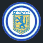 Leeuw van Juda Embleem Jeruzalem Hebreeuwse Sticke Ronde Sticker<br><div class="desc">Ronde sticker met een afbeelding van een blauw en geel Lion of Judah embleem en brede dubbelblauwe randen getrimd in lichtblauw op wit. Zie overeenkomend label. Zie het hele Chanoeka Sticker collectie onder de categorie KAARTEN & STICKERS in de sectie FEESTDAGEN.</div>