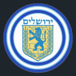Leeuw van Juda Embleem Jeruzalem Hebreeuwse Sticke Ronde Sticker<br><div class="desc">Ronde sticker met een afbeelding van een blauw en geel Lion of Judah embleem en brede dubbelblauwe randen getrimd in lichtblauw op wit. Zie overeenkomend label. Zie het hele Chanoeka Sticker collectie onder de categorie KAARTEN & STICKERS in de sectie FEESTDAGEN.</div>