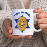 Leeuw van Juda, ster van David. Ik sta achter Isra Koffiemok<br><div class="desc">Deze prachtige mok is het perfecte geschenk voor iemand die zijn steun aan Israel wil shows! Een digitaal geschilderde Leeuw van Juda is het middelpunt, op de achtergrond over de Davidster. De tekst "I Stand with Israel" is in het blauw en hetzelfde ontwerp staat aan beide zijden van de mok....</div>
