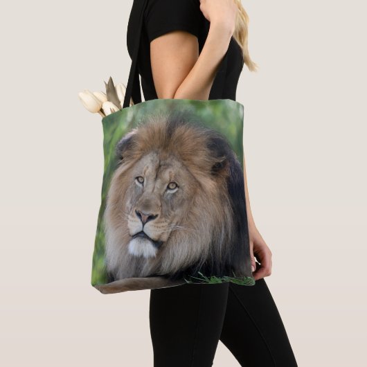 Leeuwen in een bos tote bag (Dichtbij)