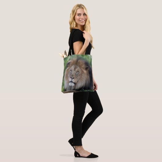 Leeuwen in een bos tote bag (Op model)