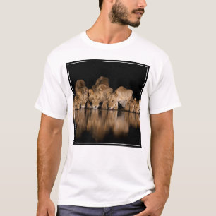 Leeuwenprooi drinkt 's nachts bij het watergat t-shirt