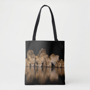 Leeuwenprooi drinkt 's nachts bij het watergat tote bag