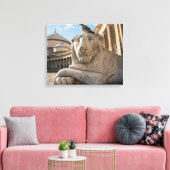 Leeuwenstandbeeld voor historische kerk canvas afdruk (Insitu (Woonkamer))