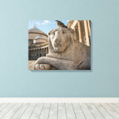 Leeuwenstandbeeld voor historische kerk canvas afdruk (Insitu (Houten vloer))