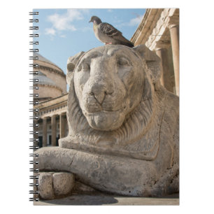 Leeuwenstandbeeld voor historische kerk notitieboek