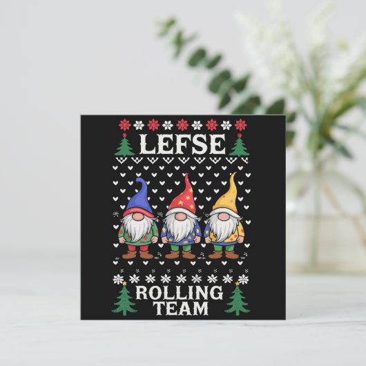 Lefse Rollend Team Kerst Bakken Gnome Kerstmis Feestdagenkaart (Staand voorkant)