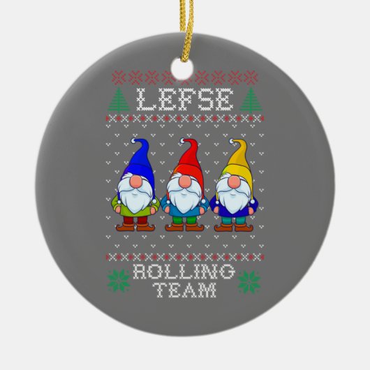 Lefse Rolling Team, Kerstbaking Tomte Gnome Keramisch Ornament (Voorkant)