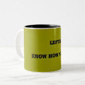 Lefties weten hoe ze het goed moeten doen (mok) tweekleurige koffiemok (Voorkant links)