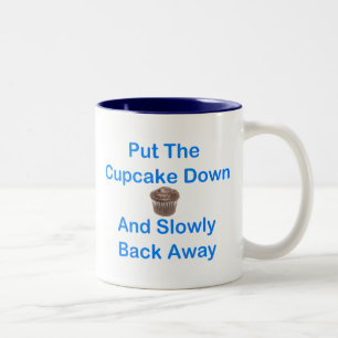 Leg de cupcake neer en ga langzaam terug tweekleurige koffiemok