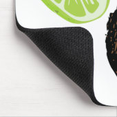 Leg de limoen in de kokosnoot. muismat (Hoek)