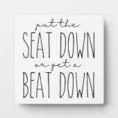 Leg de stoel neer of versla de badkamer. fotoplaat (Voorkant)