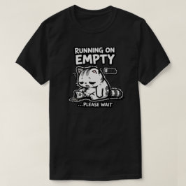 Lege Batterij Slaperige Kat Koffie Humor Ontwerp T-shirt