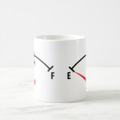 lege brandstoftank met meetwagen koffiemok (Center)