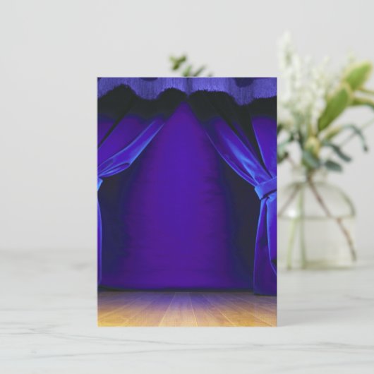 Lege fase met gordijnen kaart (Staand voorkant)