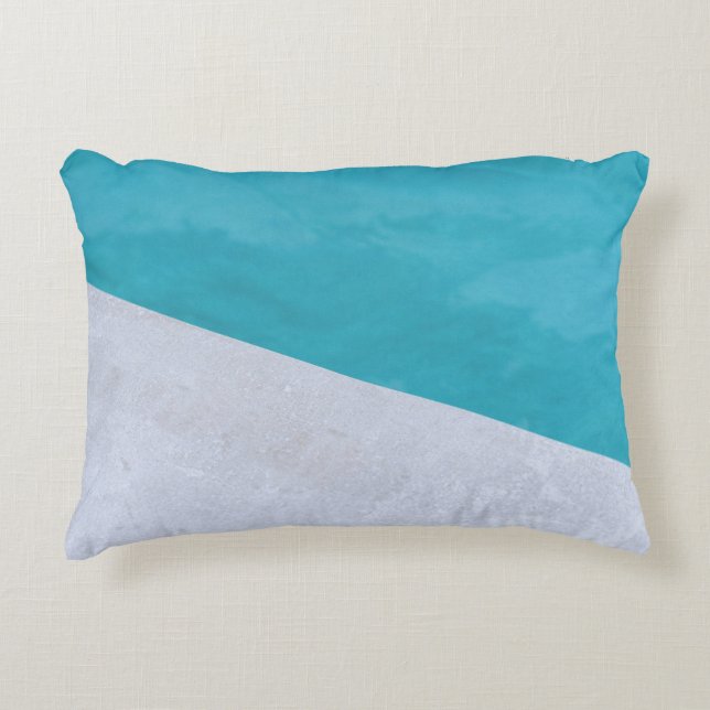 Lege grijze vloer naast pool accent kussen (Voorkant)