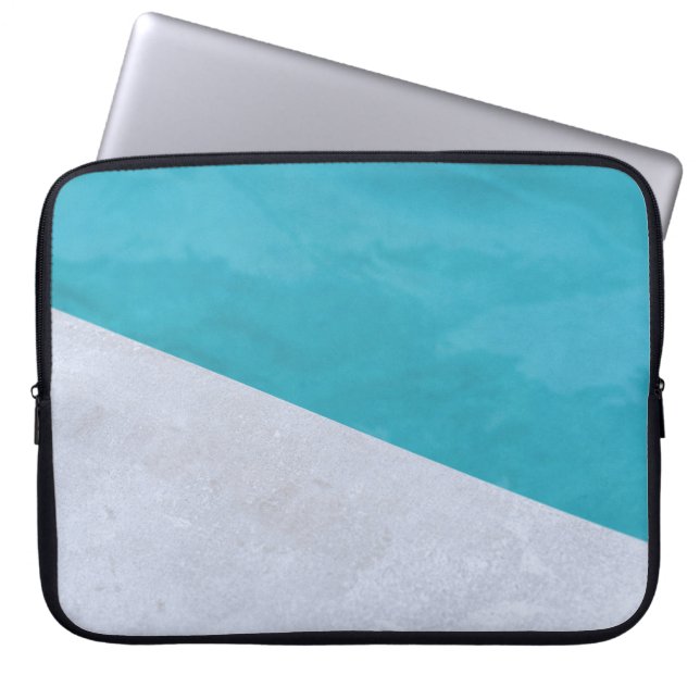 Lege grijze vloer naast pool laptop sleeve (Voorkant)