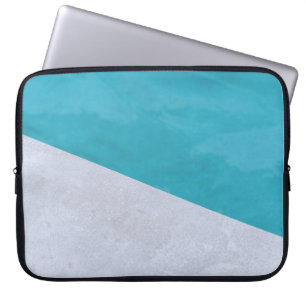 Lege grijze vloer naast pool laptop sleeve