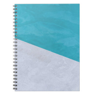 Lege grijze vloer naast pool notitieboek