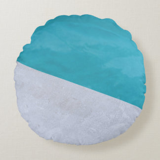 Lege grijze vloer naast pool rond kussen