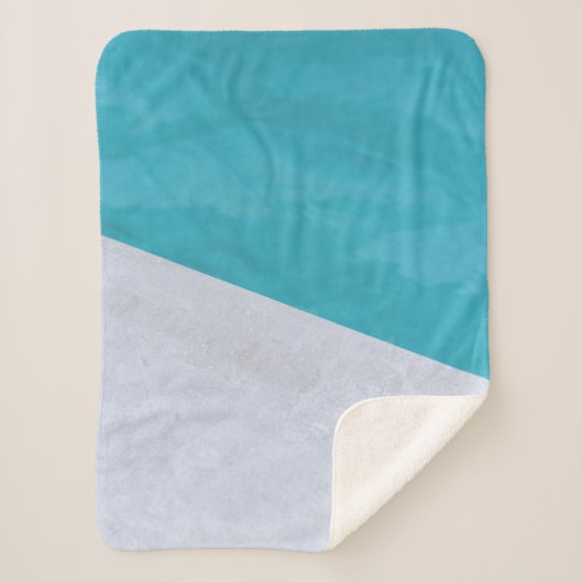 Lege grijze vloer naast pool sherpa deken (Voorkant)