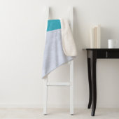 Lege grijze vloer naast pool sherpa deken (In situ)