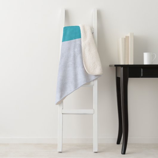 Lege grijze vloer naast pool sherpa deken (In situ)