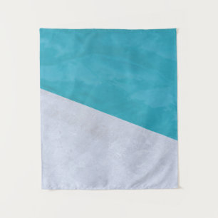 Lege grijze vloer naast pool wandkleed